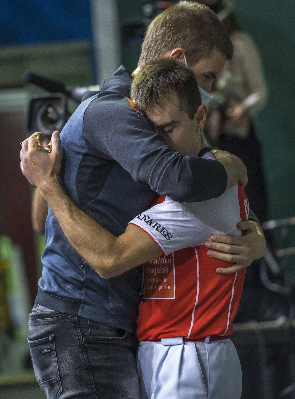 Besarkada hunkigarria eman dute Bakaikoak eta Mariezkurrenak partida amaiean. (Andoni CANELLADA/FOKU)