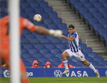 Gabilondo avanza hacia la portería de Germán, al que los donostiarras apenas se han acercado en la primera parte. (Jon Urbe/Foku)