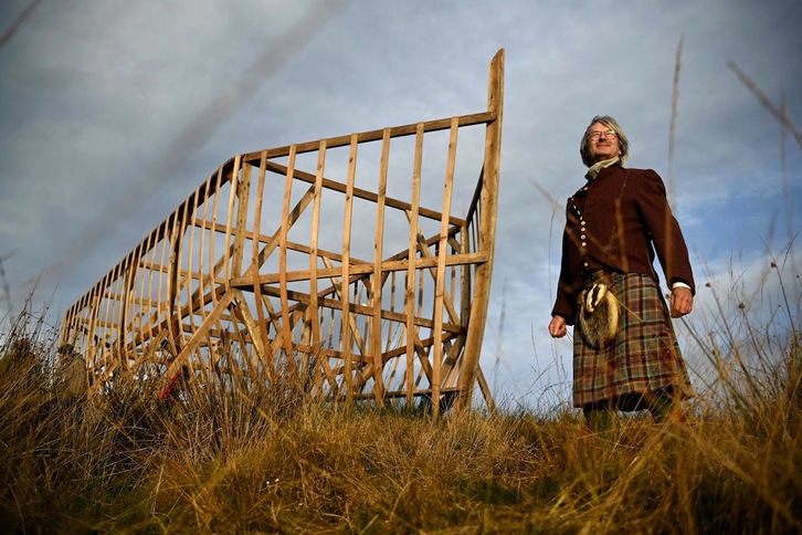 Gordon Gray Stephen, de la organización benéfica Scottish Native Woods, ante el arca de madera construida en la península de Cowal en paralelo a la COP26. (Ben STANSALL)