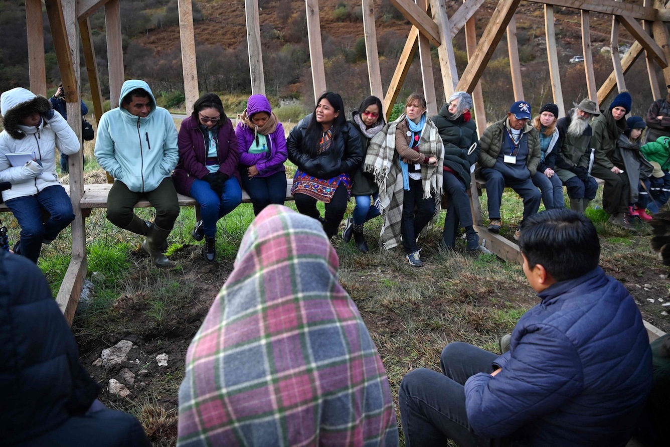 La delegación de líderes indígenas que participó la semana pasada en una ceremonia que se llevó a cabo dentro de un arca de madera construido con alerce de origen local en la península de Cowal, en Escocia. (Ben STANSALL)