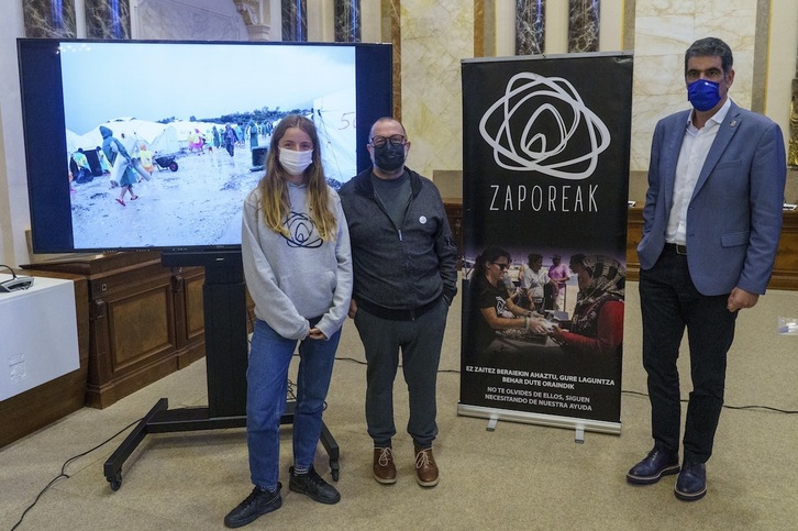 Presentación de la campaña de recogida solidaria de calzado para los refugiados en Grecia que realizará este sábado Zaporeak. (Gorka RUBIO/FOKU)