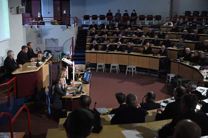 Eric de Moulins-Beaufort, presidente de la Conferencia Episcopal francesa, anuncia las conclusiones de la asamblea que ha reunido a 120 obispos en Lourdes. (Valentine CHAPUIS /AFP)
