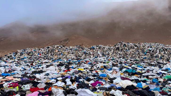 Ropa usada desechada en el desierto de Atacama, en Alto Hospicio, Iquique, Chile. (Martin BERNETT/AFP)