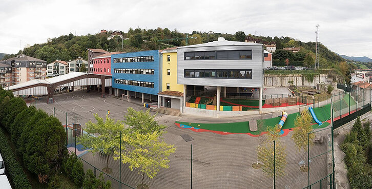 Itxi zituzten zazpi geletatik bostek jarraitzen dute konfinatuta Herri Eskolan. (ASTIGARRAGA HERRI ESKOLA)