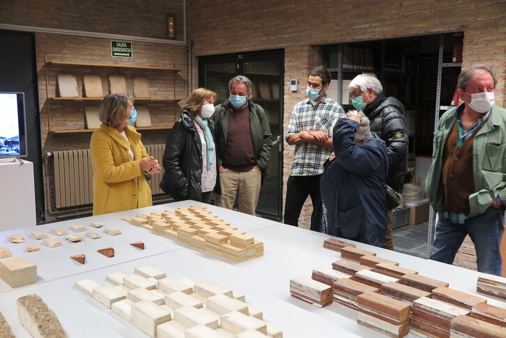 Memorialaren aurzkezpena, memoria historikoaren aldeko elkarteeen aurrean. (@gob_na)