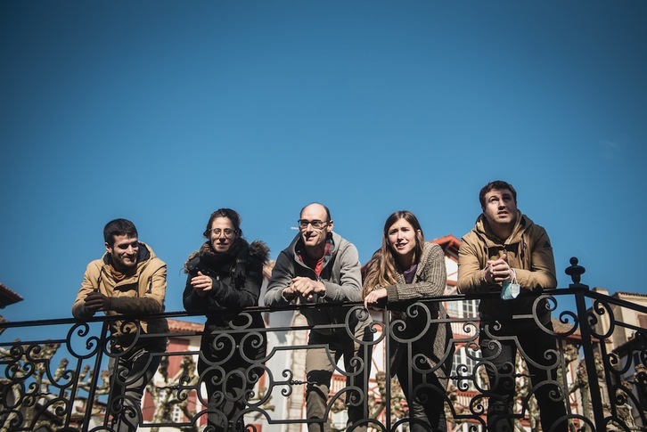 Xilaba bertsolari txapelketaren finalean parte hartuko duten sei bertsolaritik bost. (GUILLAUME FAUVEAU)