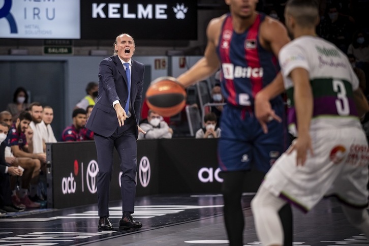 Dusko Ivanovic arenga a un Wade Baldwin que acabó siendo «sacrificado» por el montenegrino. (Jaizki FONTANEDA/FOKU)