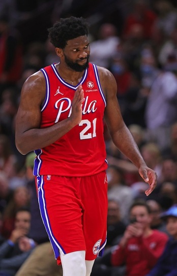 Joel Embiid, último caso de los jugadores de la NBA que han contraído la covid-19. (Jonathan DANIEL / AFP PHOTO)