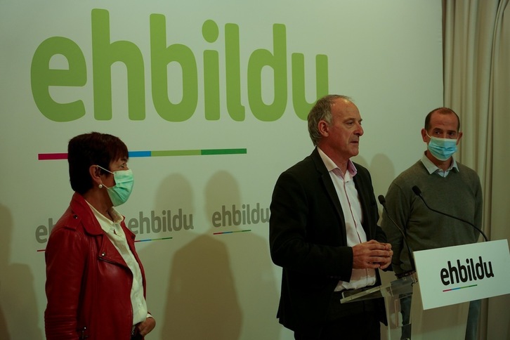 Comparecencia ante los medios sobre la planta de biogás de Ultzama de Arantza Martinez, Adolfo Araiz y Martín Pikabea. (Jagoba MANTEROLA/FOKU)