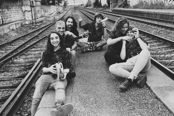 Tren baten erritmoan sortutako doinuak dituztenez, trenbidean eseri dira Kilimak taldekoak beren burua aurkezteko. (Esteban GARMENDIA)