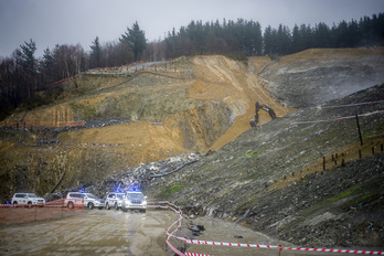 Agentes de la Ertzaintza en el vertedero de Zaldibar. (Jaizki FONTANEDA/FOKU)