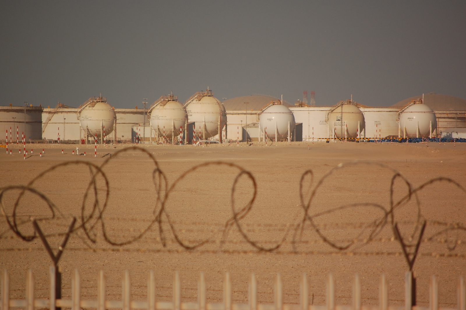 Tanques de gas en Qatar. El pa&iacute;s &aacute;rabe, gran extractor de gas, apenas reconoce emisiones de metano. (GETTY IMAGES)