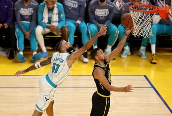 Con un Stephen Curry sideral, los Warriors están lanzados otra vez. (Ezra SHOW/AFP)