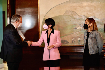 El consejero Pedro Azpiazu saluda a Maddalen Iriarte al inicio de la reunión. (FOKU)