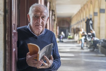 Anjel Lertxundi, asteazken honetan, Donostian, ‘Kapitain Frakasa’ nobelaren bertsio berria aurkezten. (Andoni CANELLADA/FOKU)