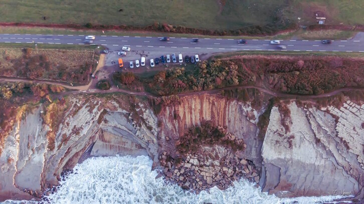 Derrumbe de parte del acantilado, ocurrido en octubre de 2021. (Yanis CARLOS / @meteofrance)