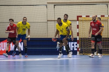 Erasoan eta defentsan Dariel Garcia kubarra ezinbestekoa izan da Bidasoa-Irunen garaipenean. (Gorka RUBIO / FOKU)