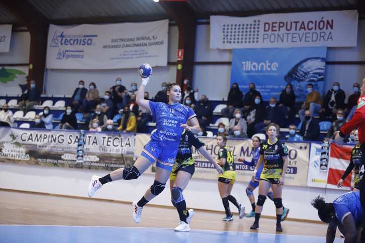 Elisabet Cesareo lanza a portería durante el partido de hoy. (BERA BERA)