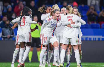 Las jugadoras del Olympique celebran el gol de Henry, que les daba la victoria contra el Bayern en los últimos minutos de partido. (OL)