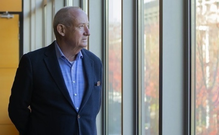 Yvo de Boer aditu vienarrak EHUko Zientzia eta Teknologia Fakultateak antolatutako hitzaldi batean hartu du parte. (Jorge NAVARRO/EHU)