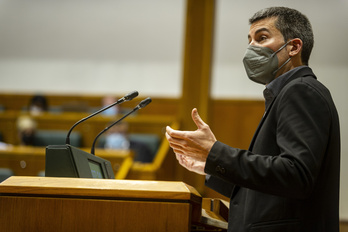 El parlamentario de EH Bildu y secretario general de Sortu, Arkaitz Rodriguez, en la tribuna. (Jaizki FONTANEDA | FOKU)