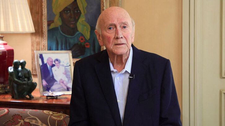 Captura del vídeo emitido por la fundación tras la muerte de De Klerk. (AFP)
