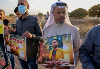 Protesta contra  el arresto administrativo al que estaba sometido Miqdad Qawasmeh. (Ahmad GARABLI / AFP)