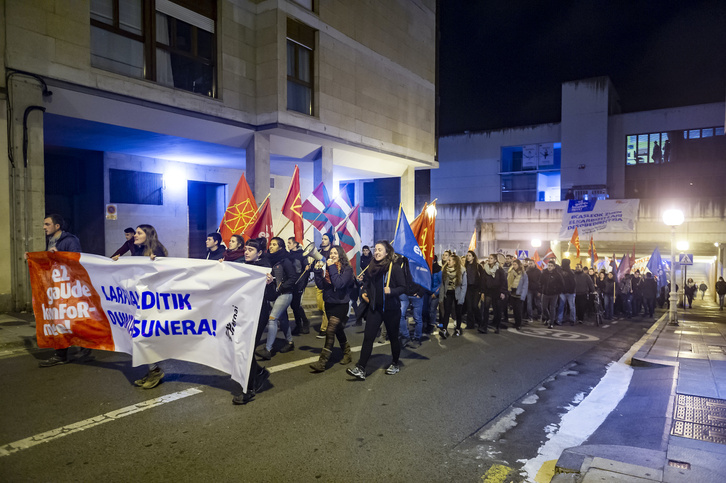 «Gazteok larrialditik duintasunera» lelopean, ehunka gaztek Gasteizko kaleak hartu dituzte. (Jaizki FONTANEDA/FOKU)