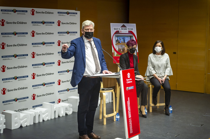 Los responsables de Save the Children han presentado su informe junto a la consejera Beatriz Artolazabal. (Jaizki FONTANEDA/FOKU)