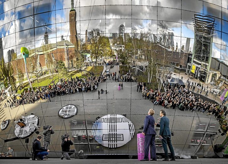 A principios de este mes se inauguró en Rotterdam el Depot Boijmans Van Bueningen, una instalación espectacular que ejerce de almacén de obras de arte abierto al público. (Koer van Weel | AFP)