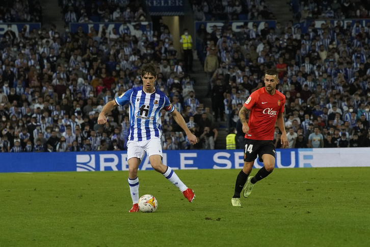 Aritz Elustondo, con el brazalete de capitán que ha lucido en los últimos partidos. (Gorka RUBIO/FOKU)