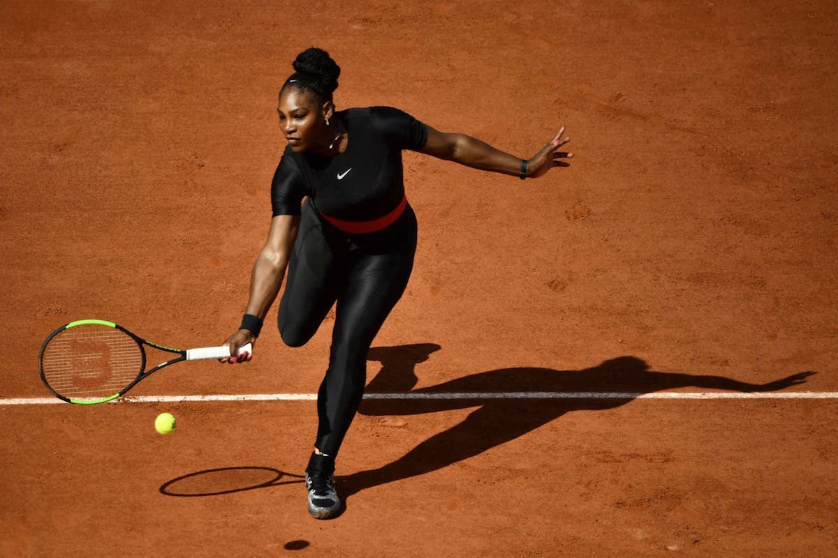 Serena Williamsek gorputz guztia estaltzen zion jantziarekin jokatu zuen 2018ko Roland Garros; kritika ugari jaso zuen (Cristophe SIMON / AFP)