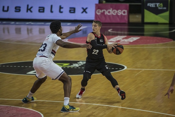 Ludde Hakanson oso garrantzitsua izan zen Obradoiroren aurkako garaipenean. (Aritz LOIOLA / FOKU)