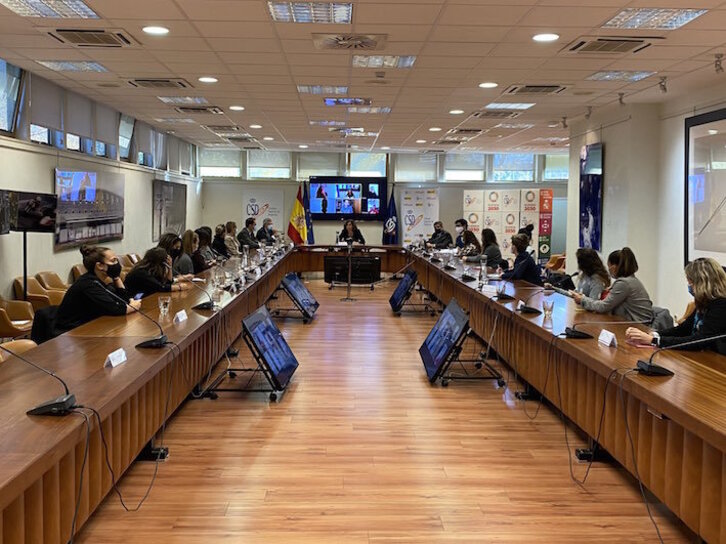 Una reunión de las capitanas de Primera en la sede del CSD, presidido entonces por Irene Lozano. (CSD)