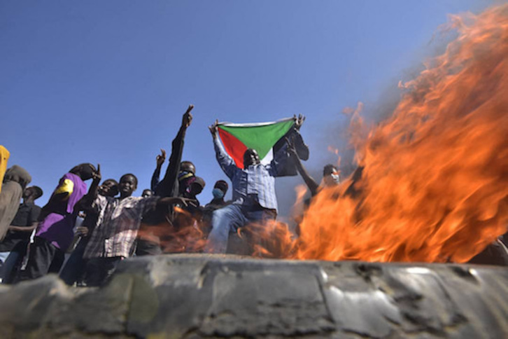 Manifestantes en el este de Jartúm, capital de Sudán (Fotografía: AFP)