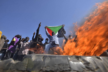 Manifestantes en el este de Jartúm, capital de Sudan (Fotografía: AFP)