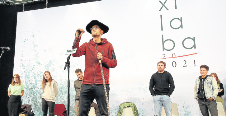 Amets Arzallus, Donibane Lohizunen txapela jantzi ondoren. (Bob EDME)