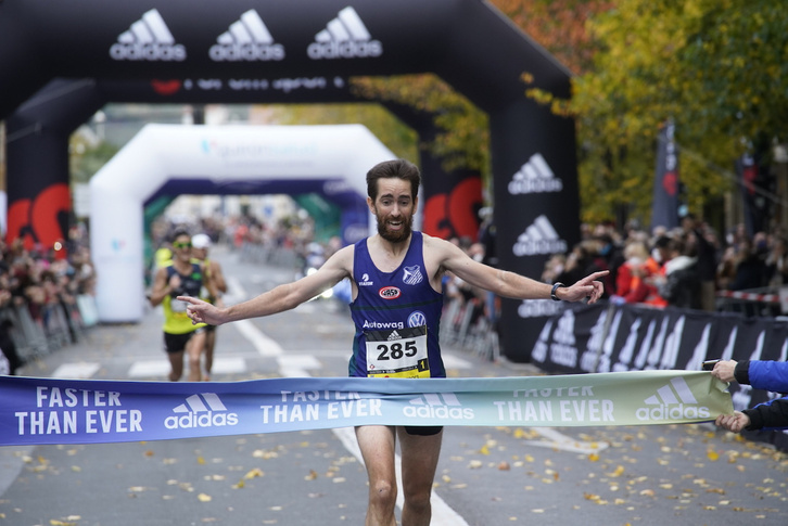 Eneko Agirrezabal se ha impuesto en la meta del Boulevard. (Gorka RUBIO/FOKU)