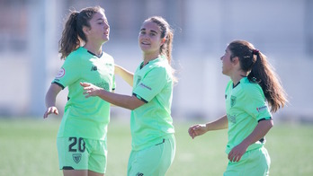 Arana, Naroa y Peke celebran el gol de la lateral, que adelantaba al Athletic en el marcador. (Athletic Club)