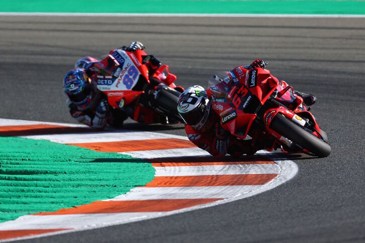 Bagnaia por delante de Jorge Martín. (José JORDAN / AFP)