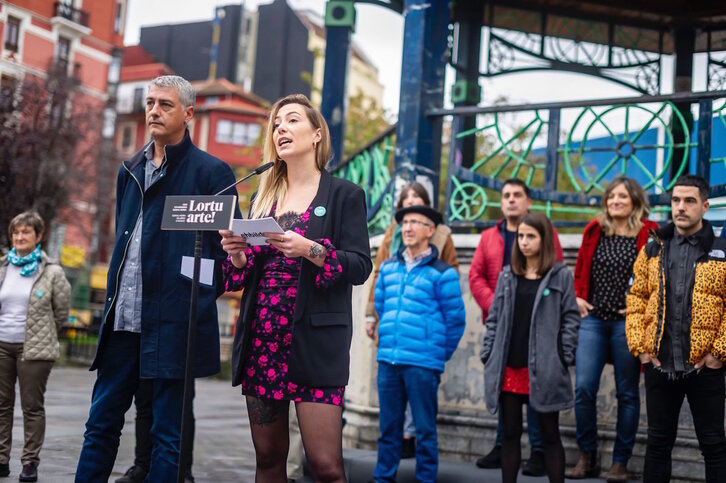 Oskar Matute y Garazi Perea, junto a otros integrantes de la coalición, en la capital vizcaina. (EH BILDU)