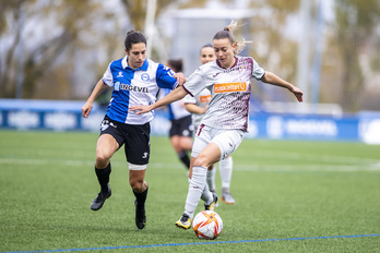 Auñón y Morera, que ha enviado un balón al larguero, en una imagen del derbi de Ibaia. (Jaizki Fontaneda/Foku)