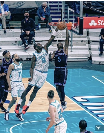 El rebote y la intimidación son las especialidades de Biyombo, al parecer del interés del Baskonia. (@BismackBiyombo)