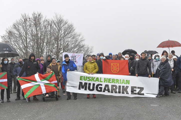Mugaz bi aldetako bailaren arteko harremanak sendotzeko engaiamendua hart dute gaurko ekimenean parte hartu duten lagunek. (Idoia ZABALETA/FOKU)