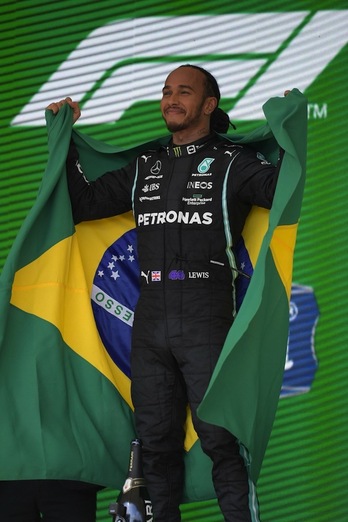 Lewis Hamilton se ha mostrado eufórico por su victoria y muy agradecido con los seguidores brasileños tras su triunfo en Interlagos. (Carl DE SOUZA / AFP PHOTO)