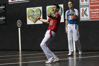 Jokin Altuna celebra su tercera victoria en una final del Cuatro y Medio. (Monika DEL VALLE/FOKU)