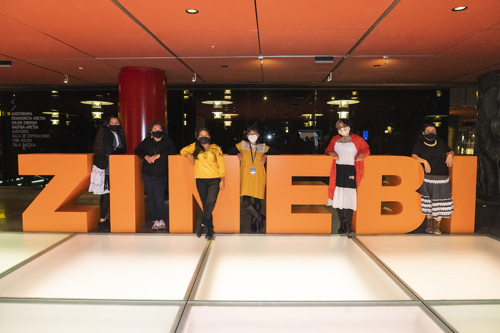 De izquierda a derecha, Luna Marán, Itandehui Jansen,  Zenaida Pérez Gutiérrez, Yolanda Cruz, Concepción Suárez y Yasnaya Aguilar.  (Monika DEL VALLE | FOKU)