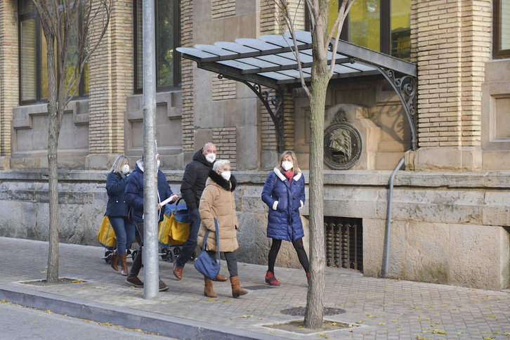 Gente paseando con mascarilla en Iruñea. (Idoia ZABALETA/FOKU)
