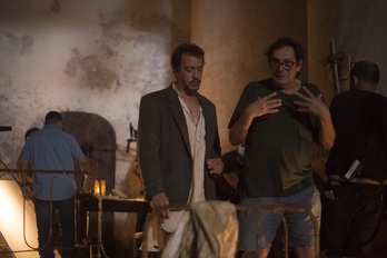 Agustí Villaronga, a la derecha, da instrucciones a uno de los actores durante el rodaje de la película ‘Ventre del mar’. (Blai TOMAS)