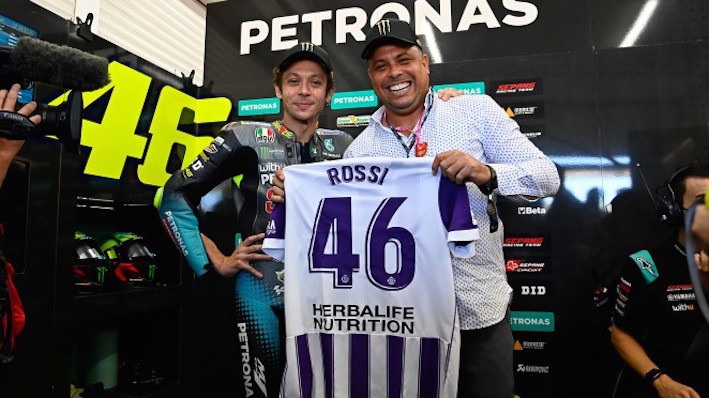 Ronaldo entrega a Rossi una camiseta del Valladolid. (RealValladolid)